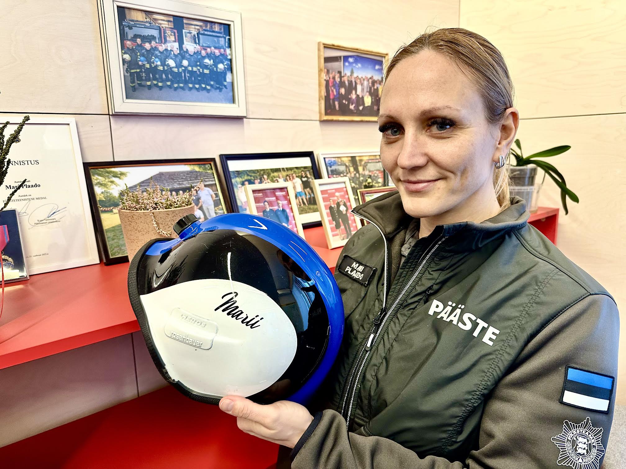 Komandopealik Mari Plaado hoiab käes oma päästjate võistluskiivrit. Võistlused on teda viinud isegi Indiasse, Londonisse, Austriasse ja Poolasse, rääkimata Lätist-Leedust, kõik kohad ei tule meeldegi. Teada on, et Mari Plaado vanavanavanaisa oli vabatahtlike tuletõrjujate komando salgajuht. FOTO: Kalev Annom